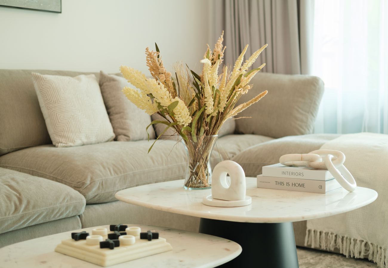 Apartment in Dubai - Stylish 1BR in Shoreline with Beach Access