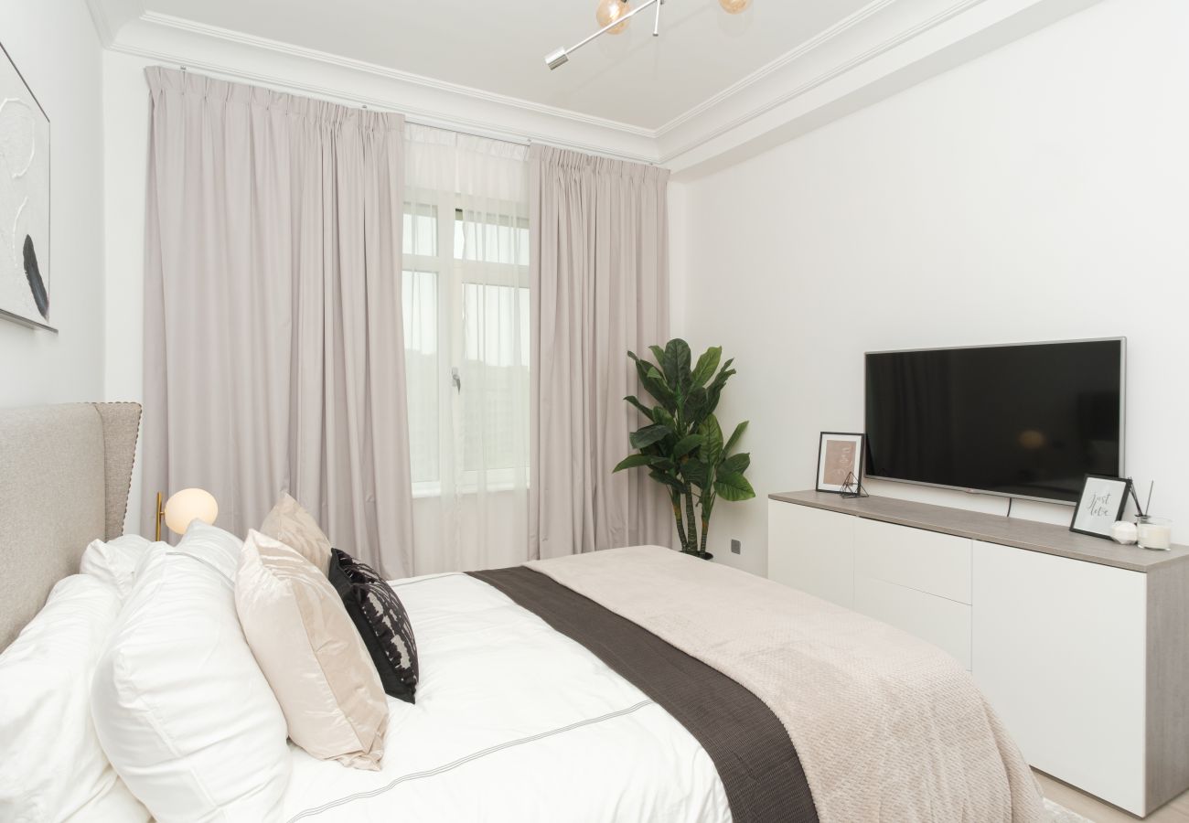 Apartment in Dubai - Stylish 1BR in Shoreline with Beach Access