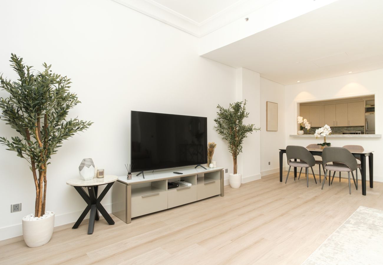 Apartment in Dubai - Stylish 1BR in Shoreline with Beach Access