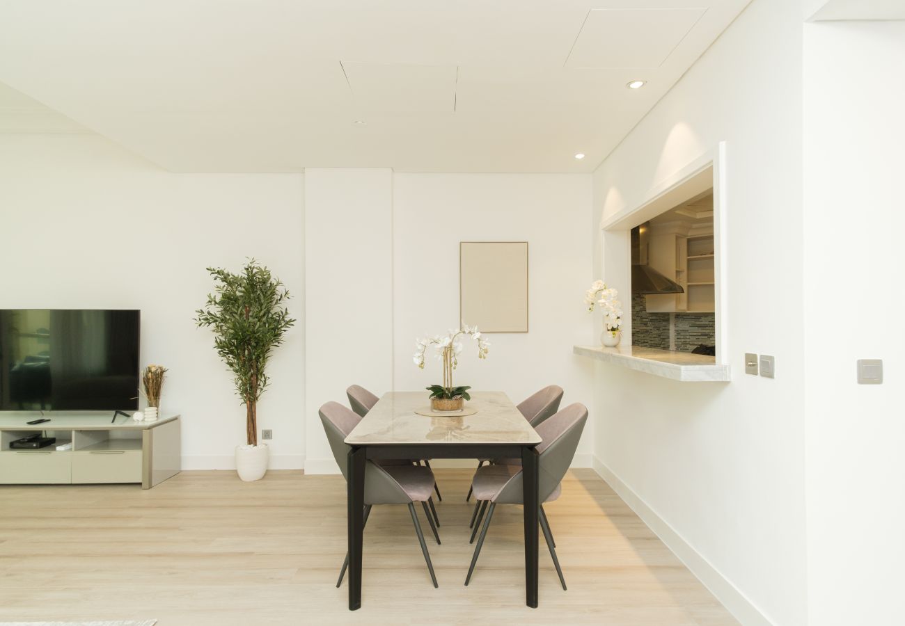 Apartment in Dubai - Stylish 1BR in Shoreline with Beach Access