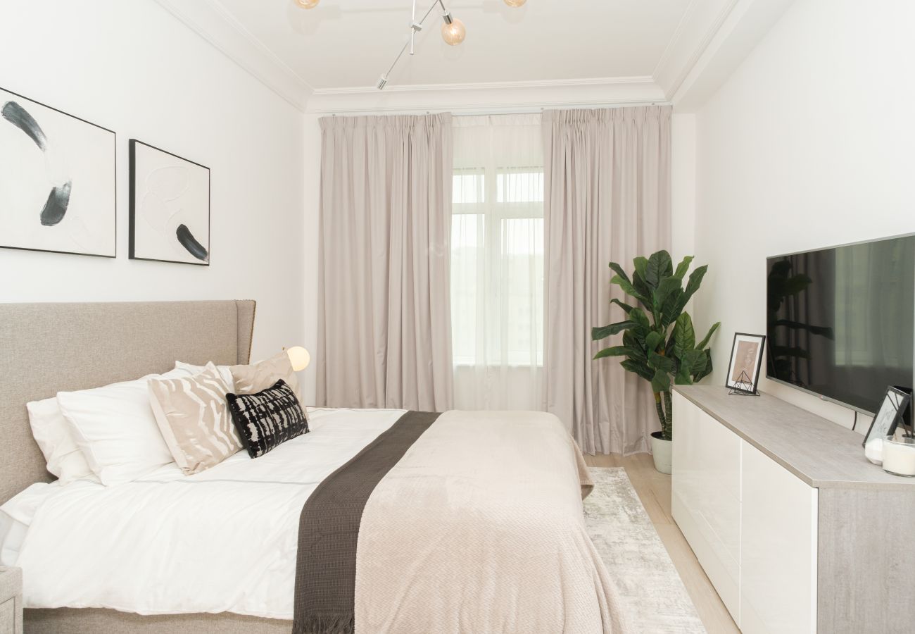 Apartment in Dubai - Stylish 1BR in Shoreline with Beach Access