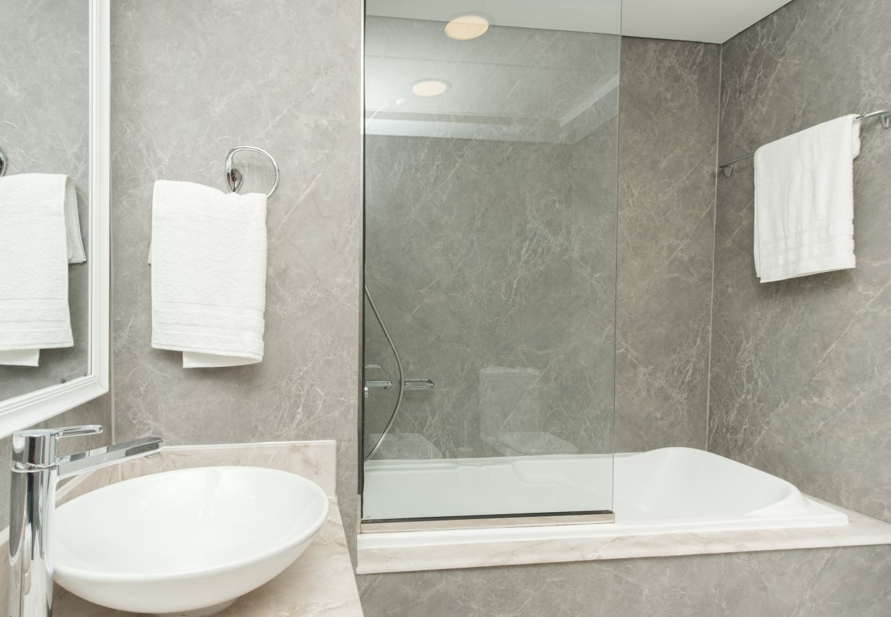 Apartment in Dubai - Stylish 1BR in Shoreline with Beach Access