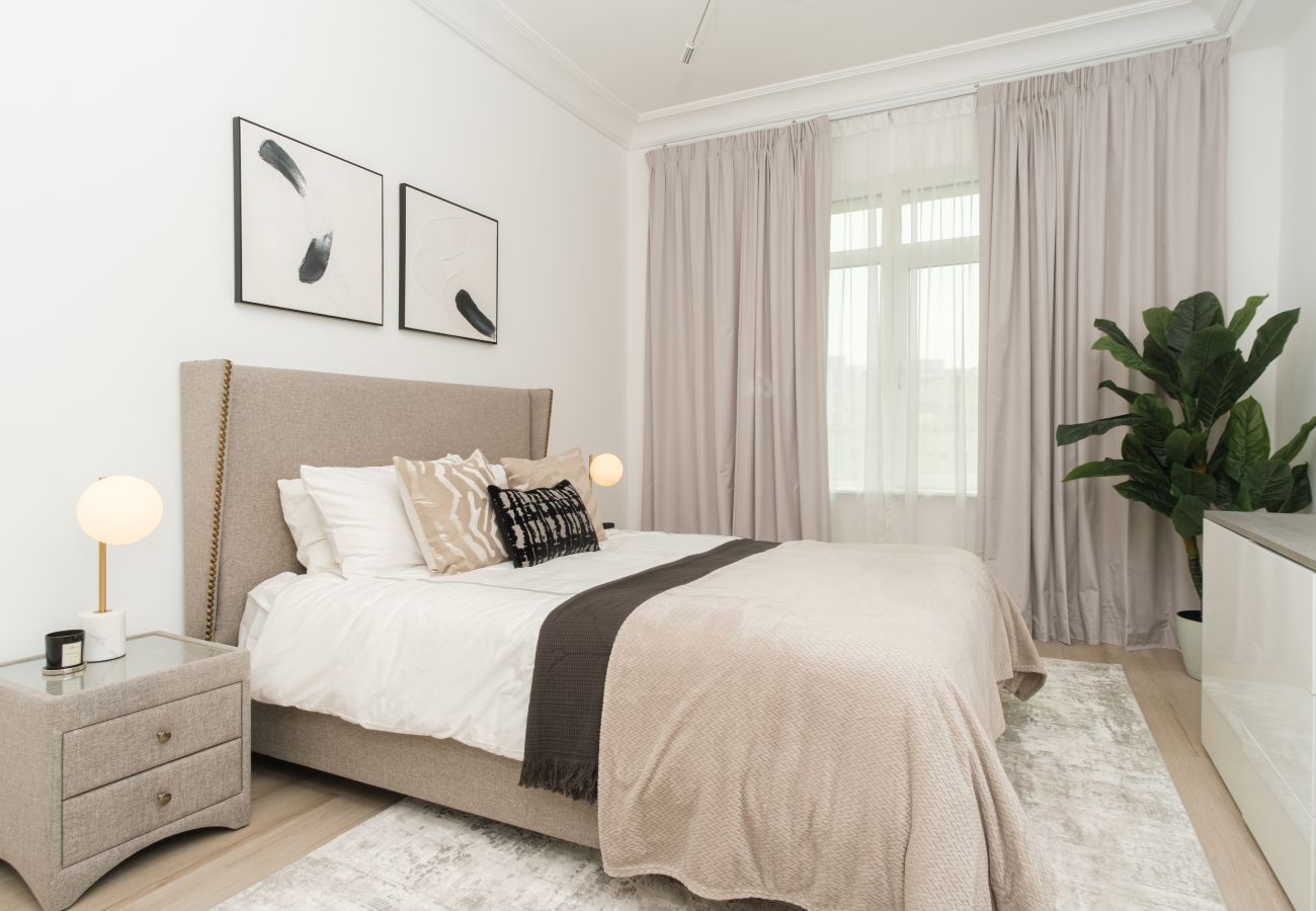 Apartment in Dubai - Stylish 1BR in Shoreline with Beach Access