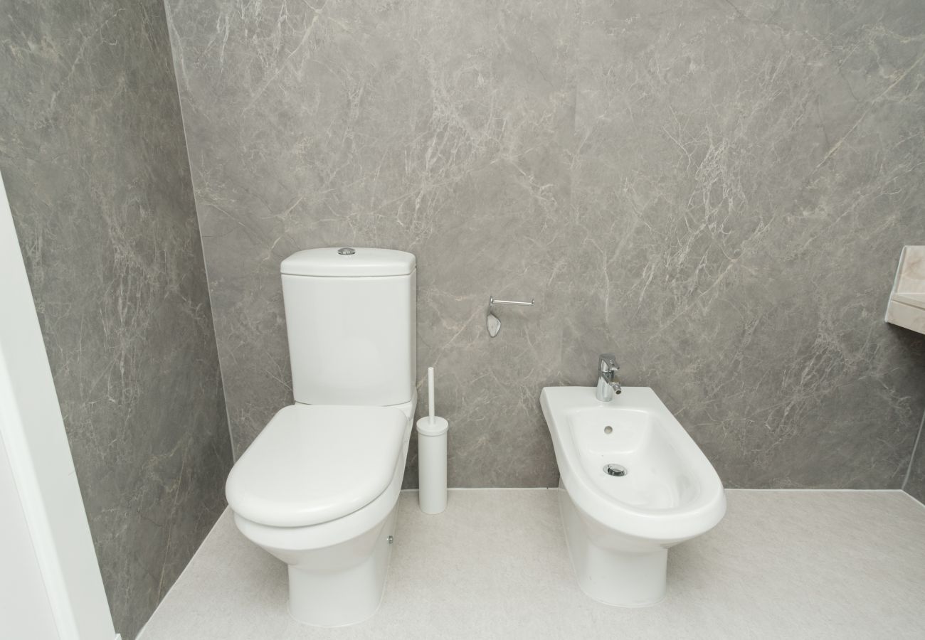 Apartment in Dubai - Stylish 1BR in Shoreline with Beach Access