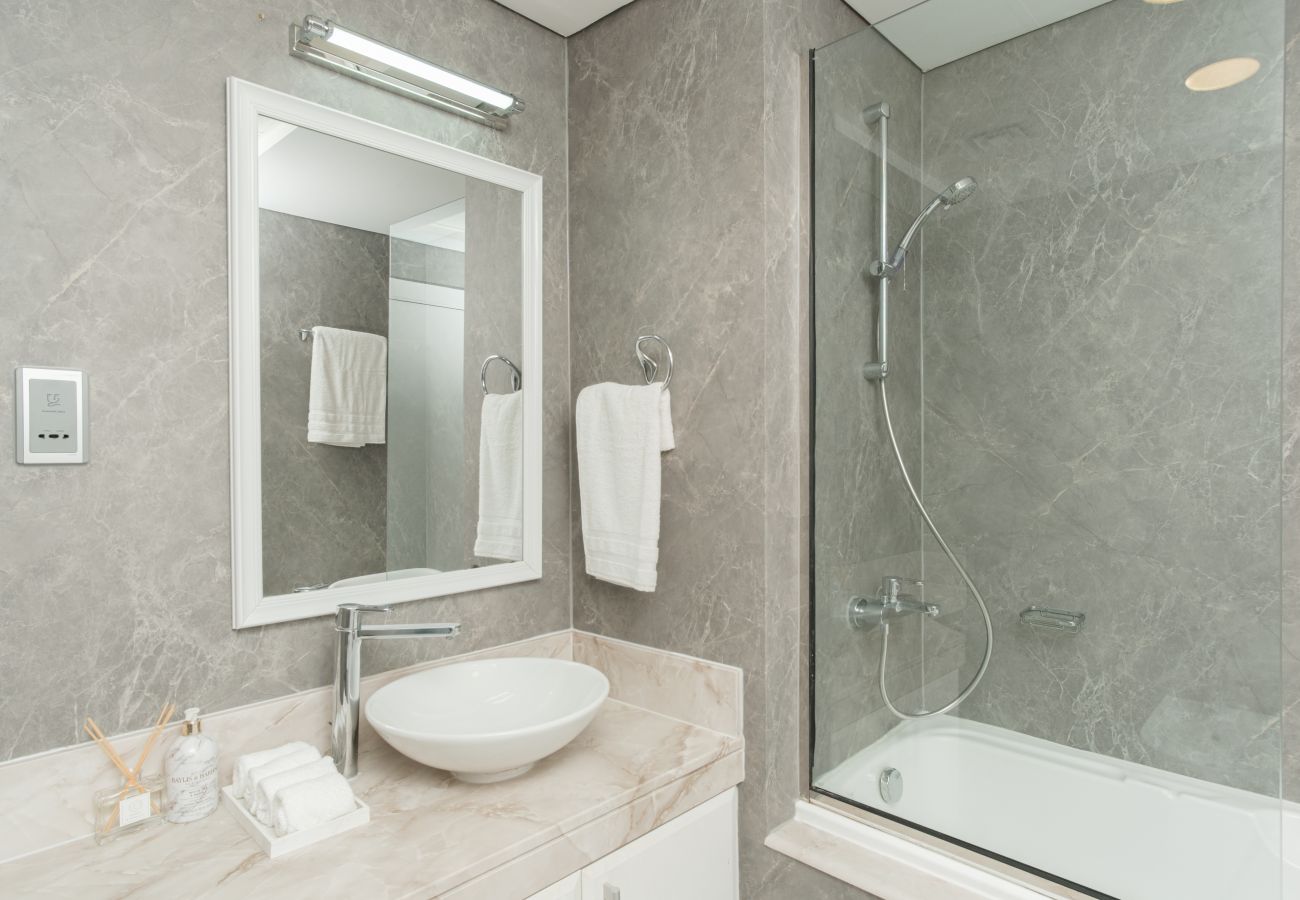 Apartment in Dubai - Stylish 1BR in Shoreline with Beach Access