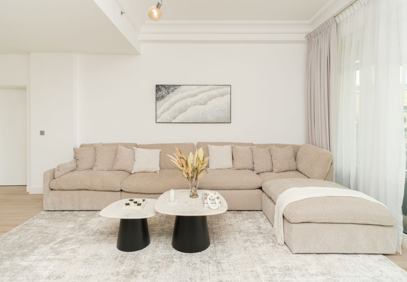 Apartment in Dubai - Stylish 1BR in Shoreline with Beach Access