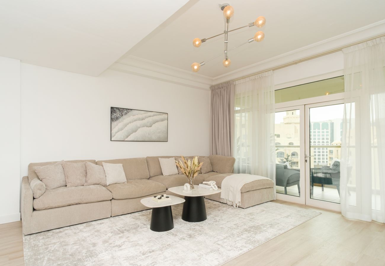 Apartment in Dubai - Stylish 1BR in Shoreline with Beach Access