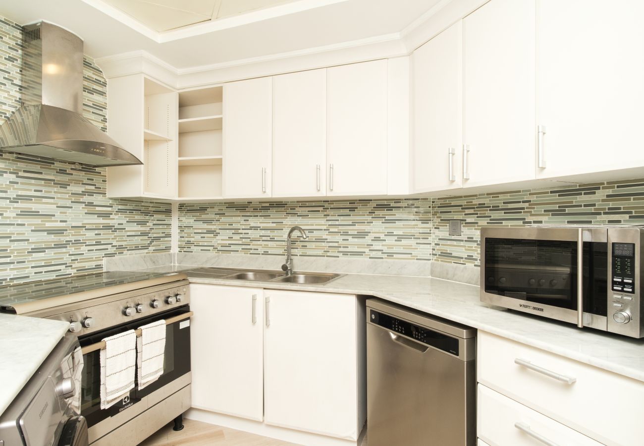 Apartment in Dubai - Stylish 1BR in Shoreline with Beach Access