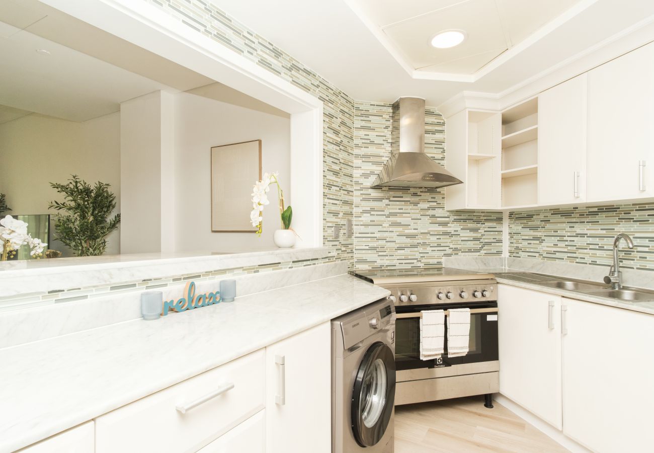 Apartment in Dubai - Stylish 1BR in Shoreline with Beach Access