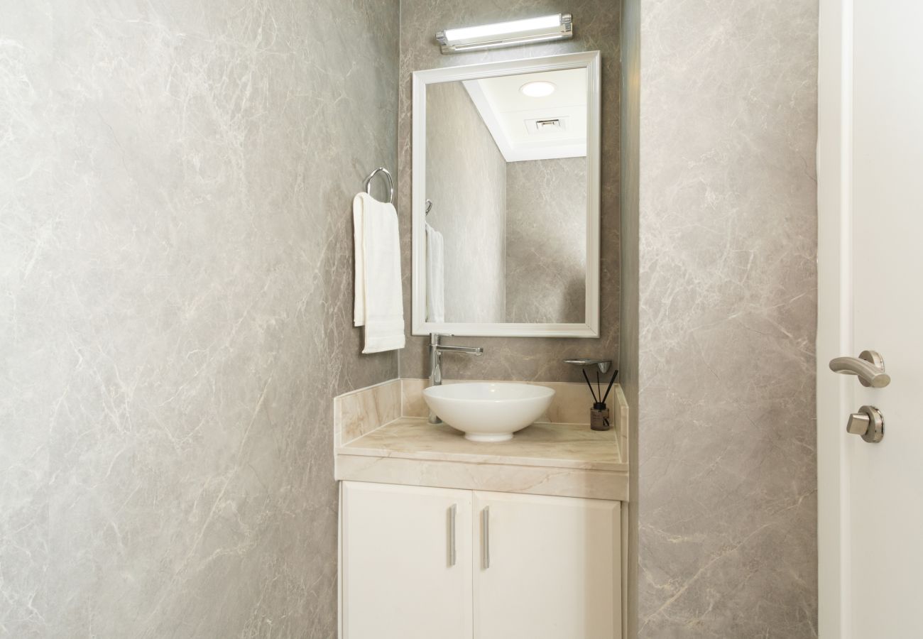 Apartment in Dubai - Stylish 1BR in Shoreline with Beach Access