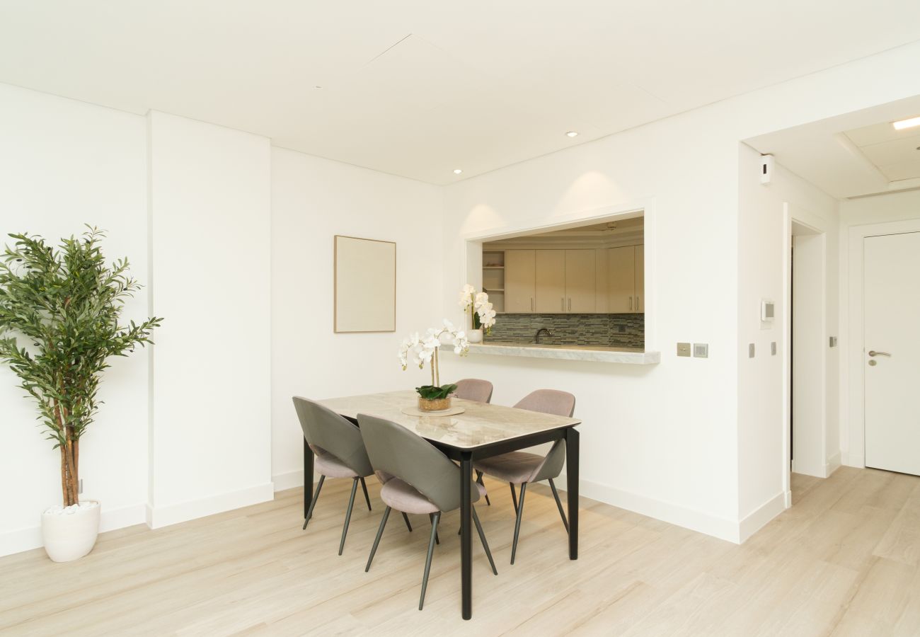 Apartment in Dubai - Stylish 1BR in Shoreline with Beach Access