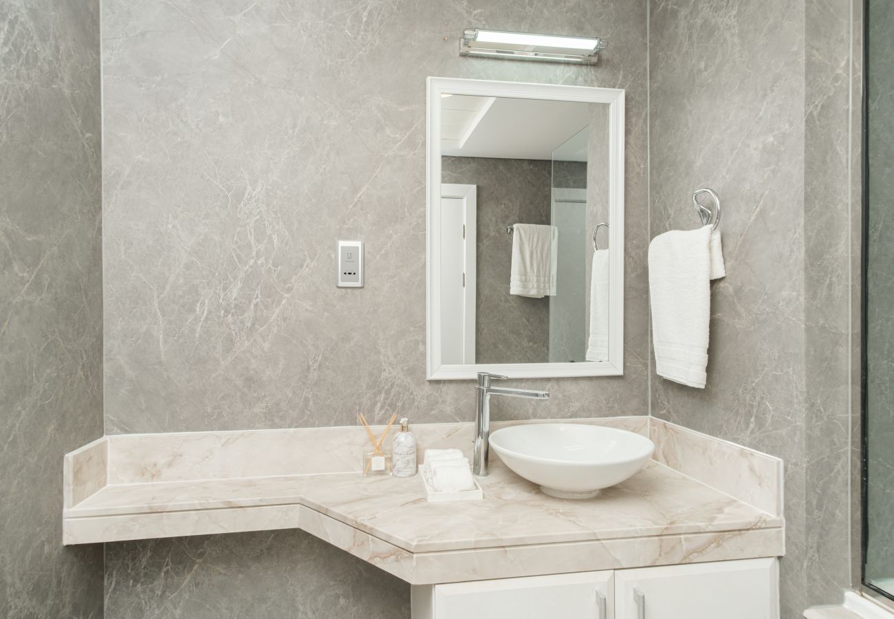 Apartment in Dubai - Stylish 1BR in Shoreline with Beach Access