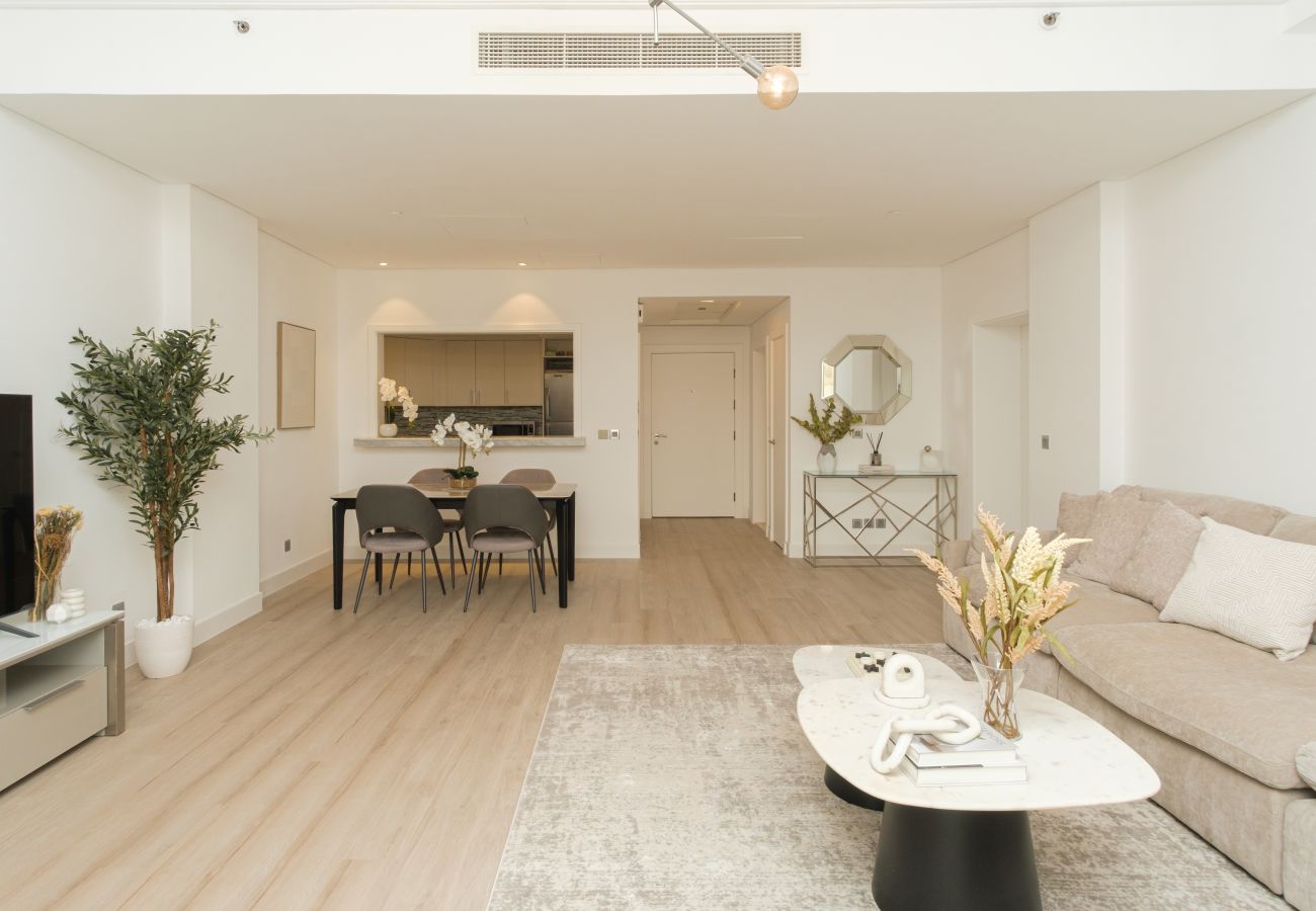 Apartment in Dubai - Stylish 1BR in Shoreline with Beach Access