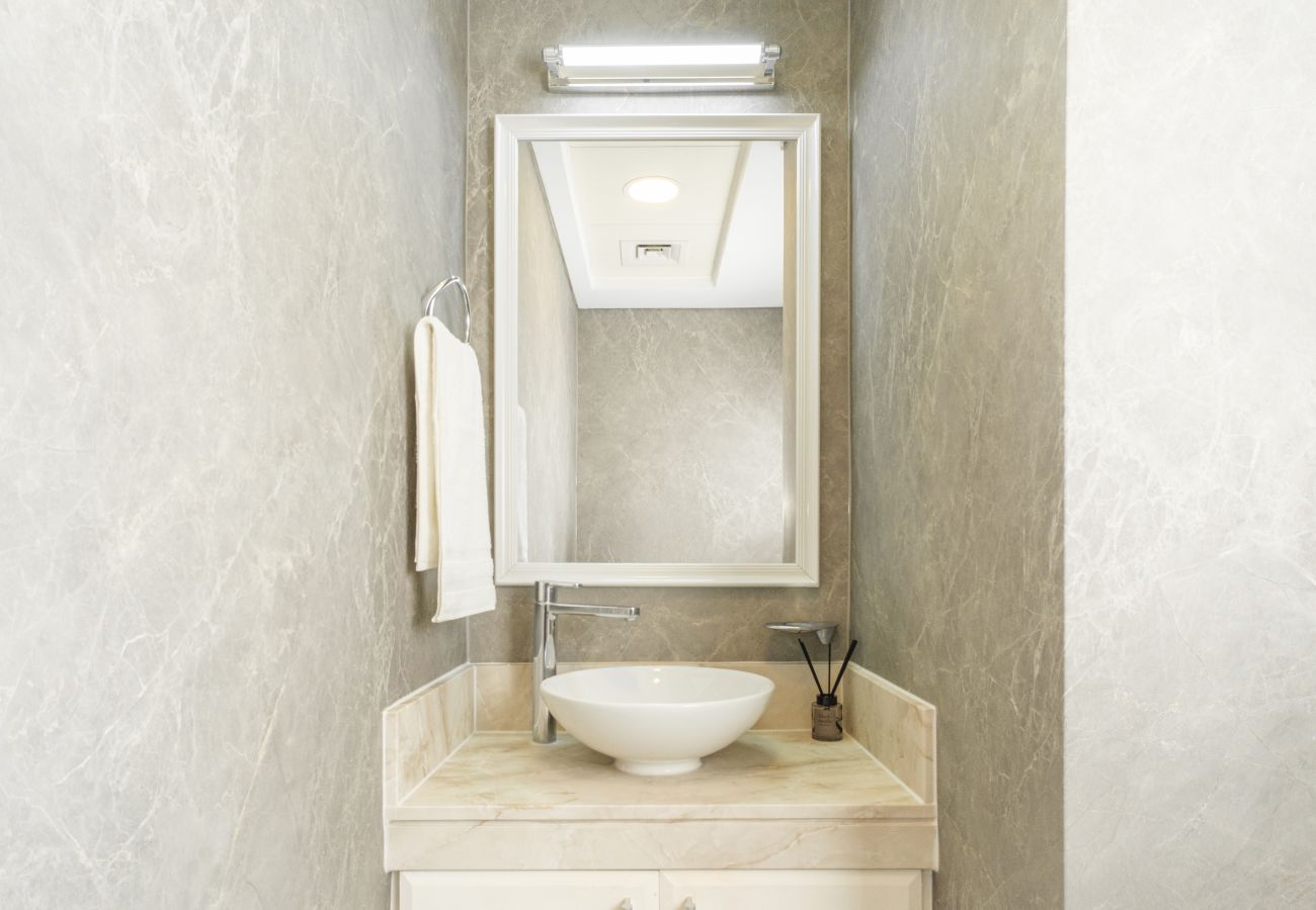 Apartment in Dubai - Stylish 1BR in Shoreline with Beach Access