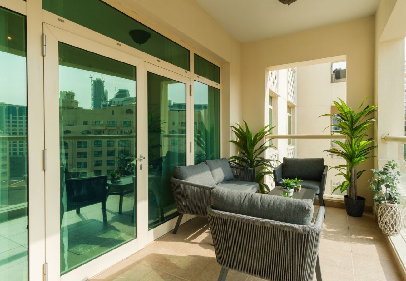 Apartment in Dubai - Stylish 1BR in Shoreline with Beach Access