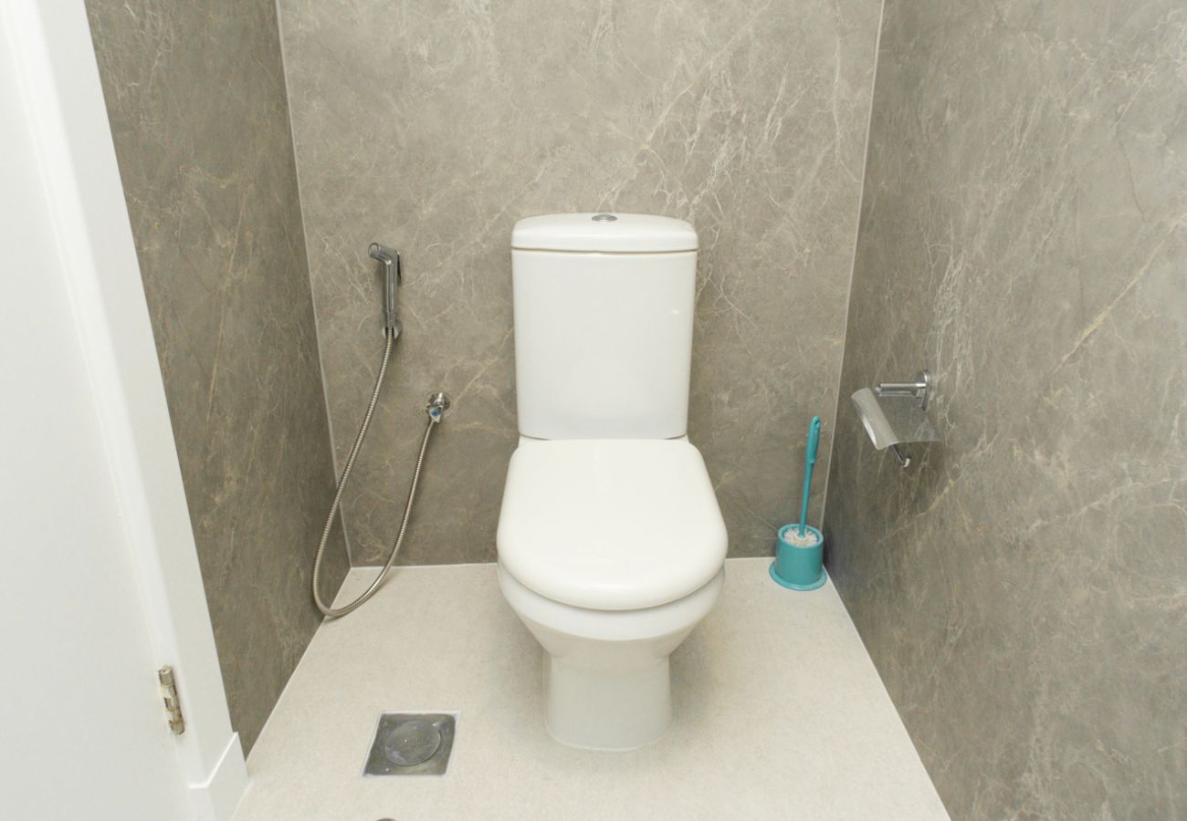 Apartment in Dubai - Stylish 1BR in Shoreline with Beach Access