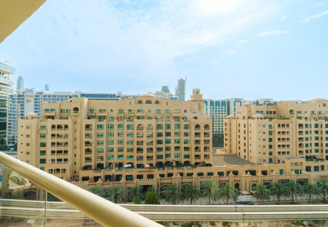 Apartment in Dubai - Stylish 1BR in Shoreline with Beach Access