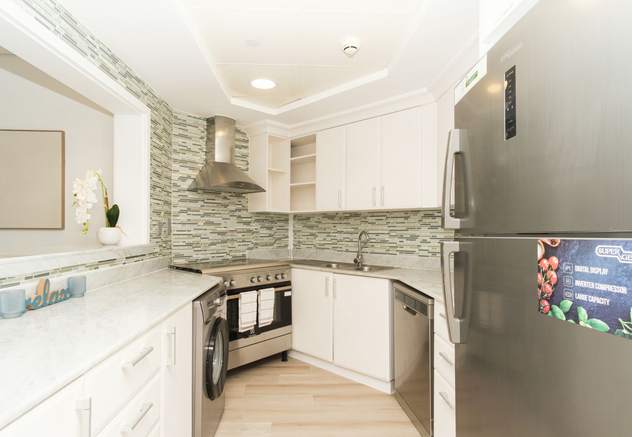 Apartment in Dubai - Stylish 1BR in Shoreline with Beach Access