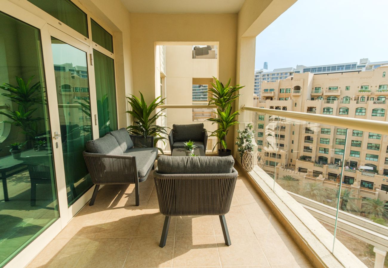 Apartment in Dubai - Stylish 1BR in Shoreline with Beach Access