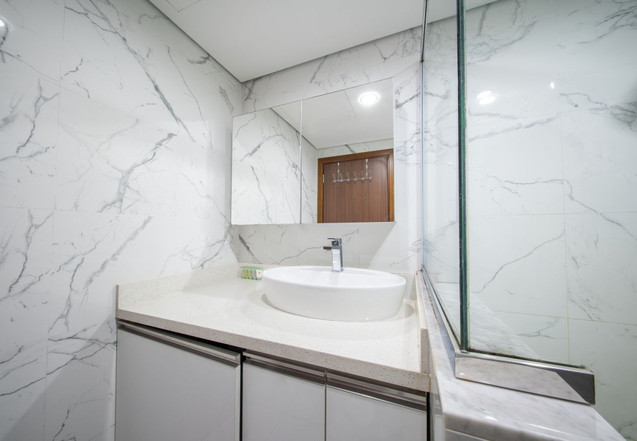 Studio in Dubai - Modern Studio in Waves Tower Prime Location