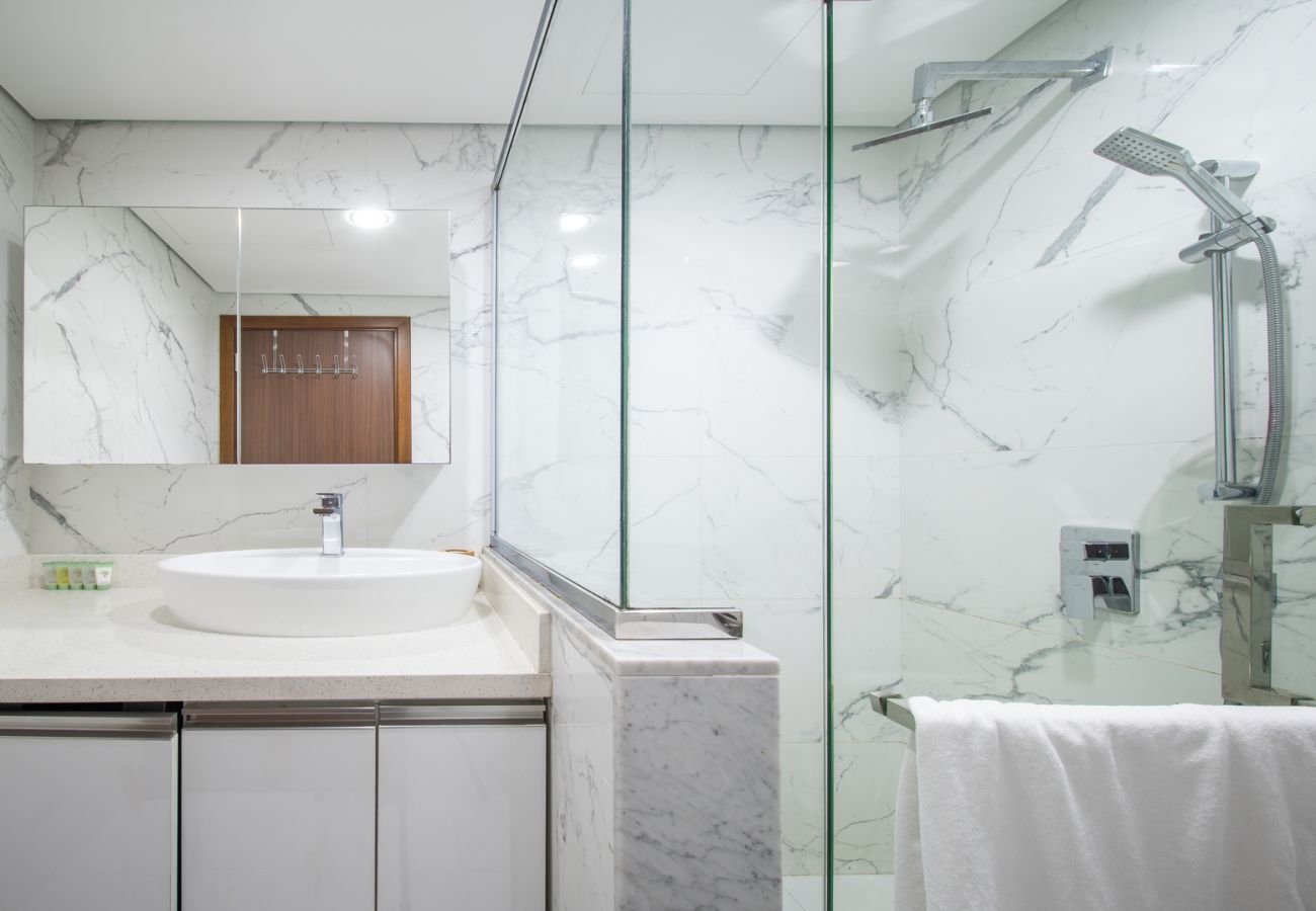 Studio in Dubai - Modern Studio in Waves Tower Prime Location