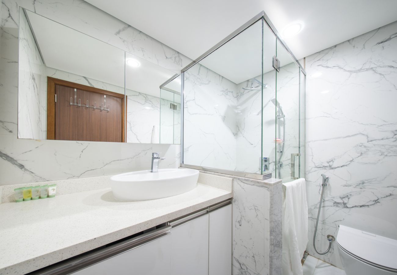 Studio in Dubai - Modern Studio in Waves Tower Prime Location