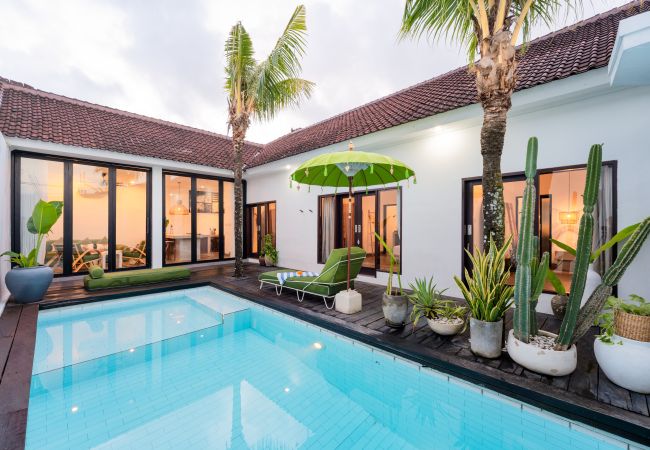 Villa in Canggu - Tropical 3BR Villa with Private Pool in Canggu