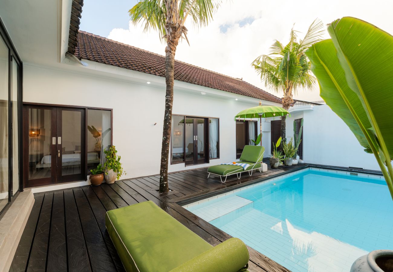 Villa in Canggu - Tropical 3BR Villa with Private Pool in Canggu