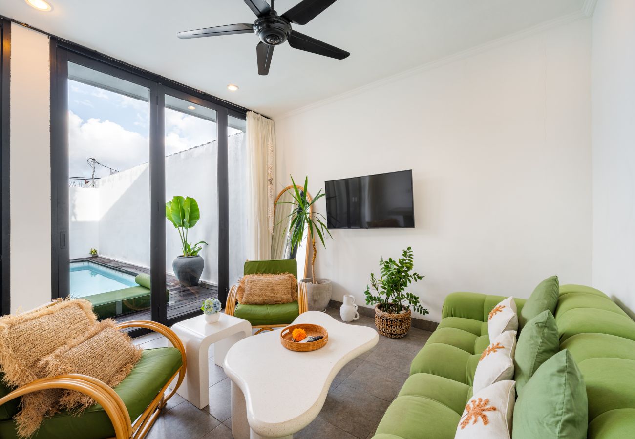Villa in Canggu - Tropical 3BR Villa with Private Pool in Canggu