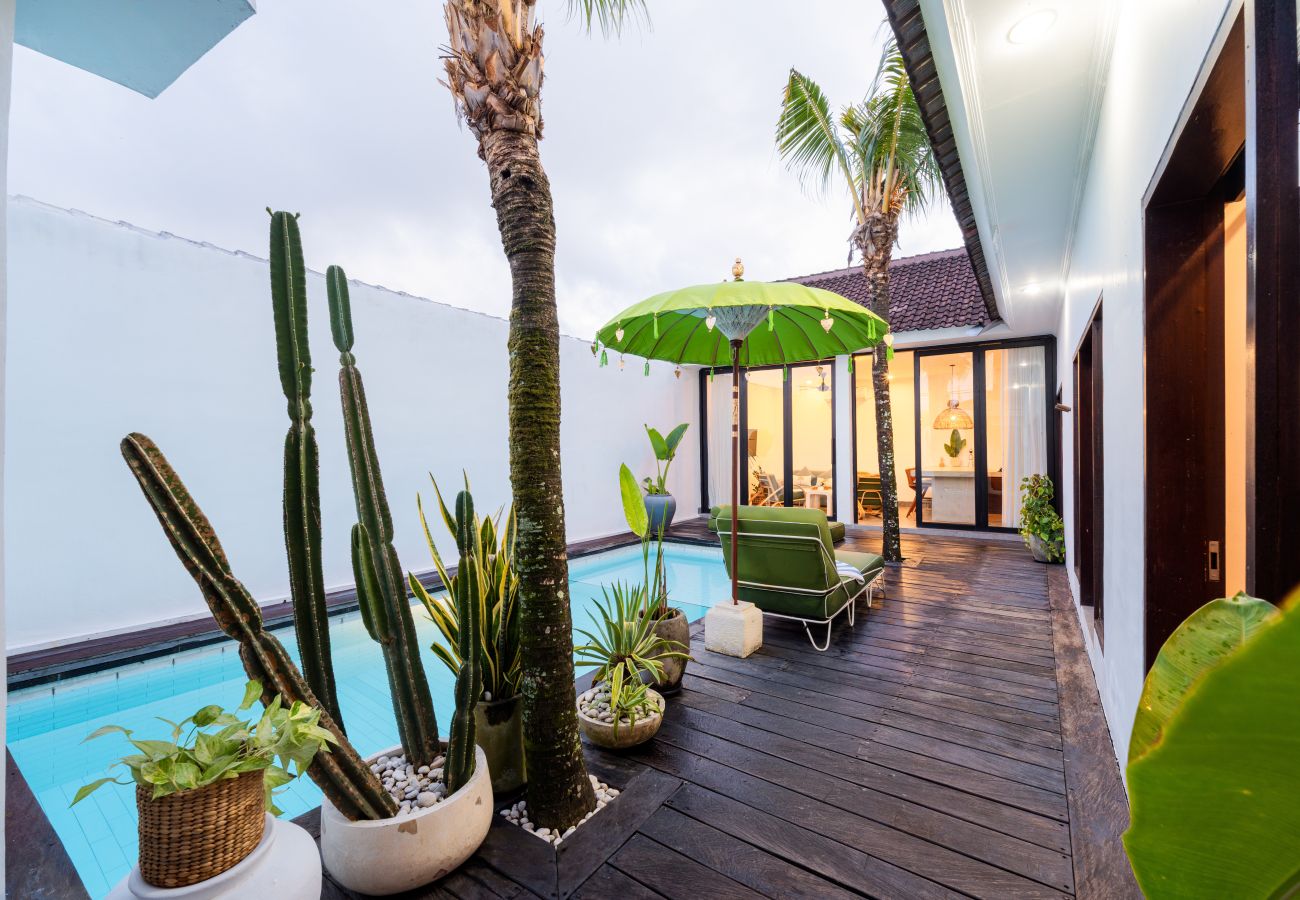 Villa in Canggu - Tropical 3BR Villa with Private Pool in Canggu
