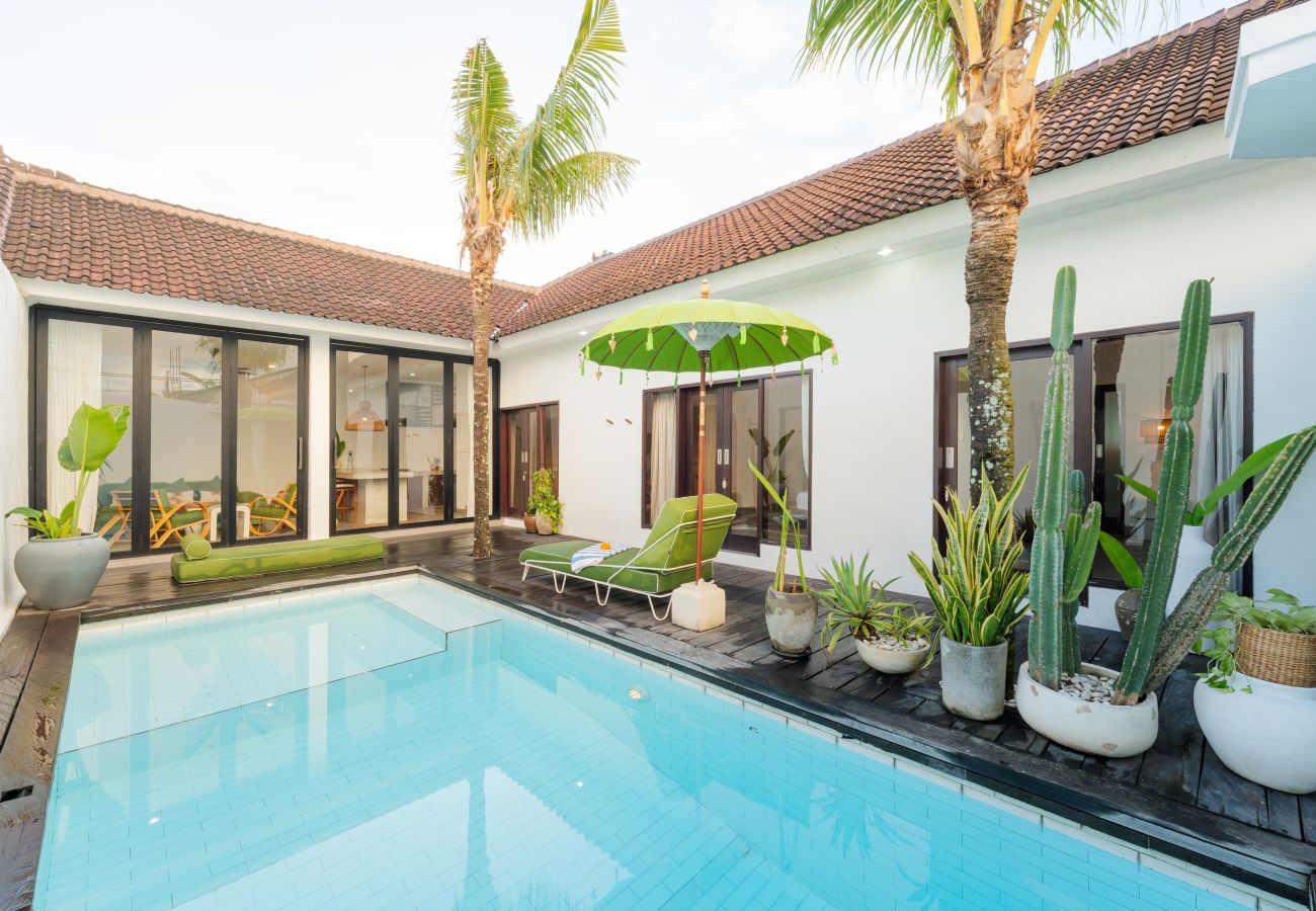 Villa in Canggu - Tropical 3BR Villa with Private Pool in Canggu
