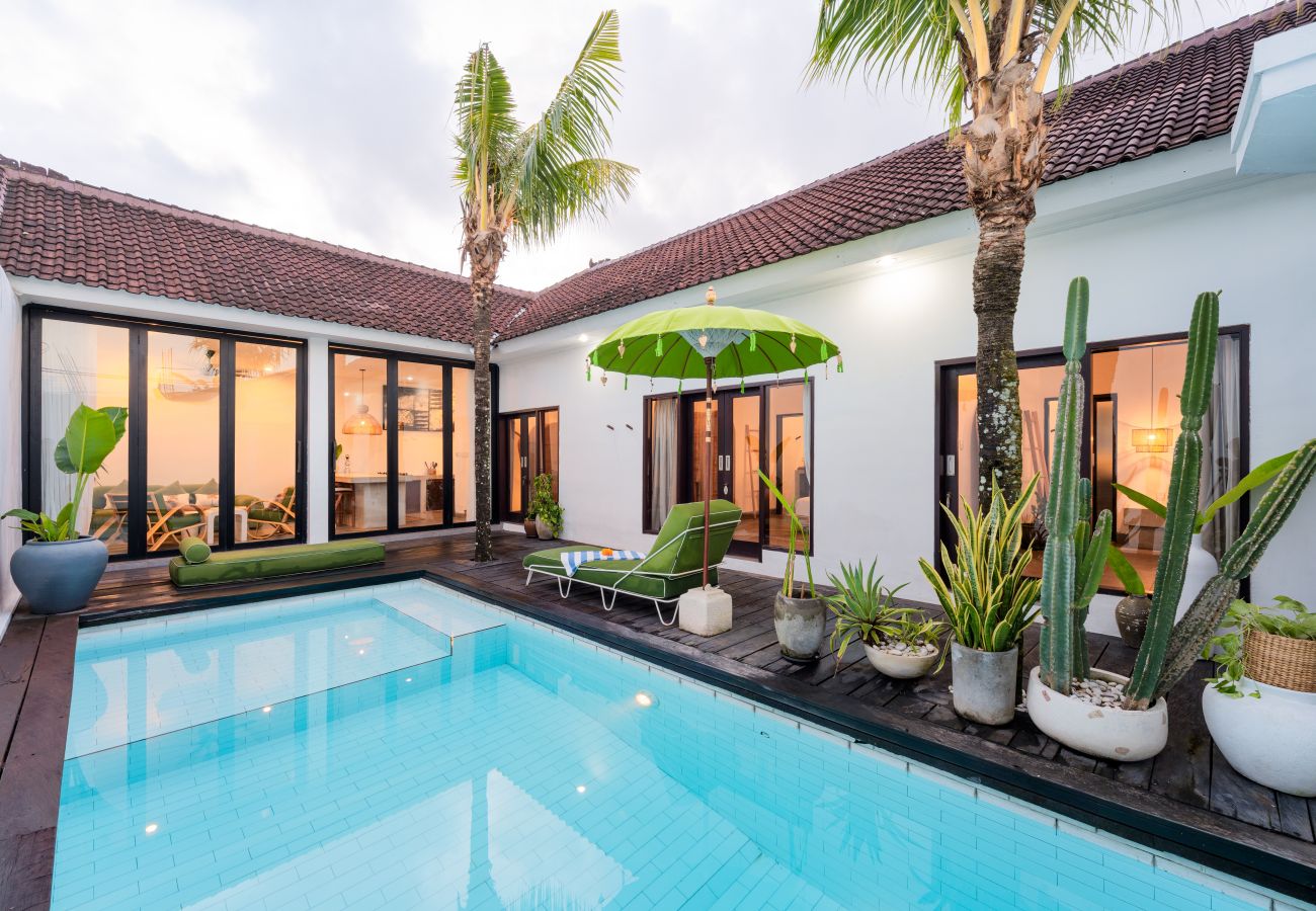 Villa in Canggu - Tropical 3BR Villa with Private Pool in Canggu