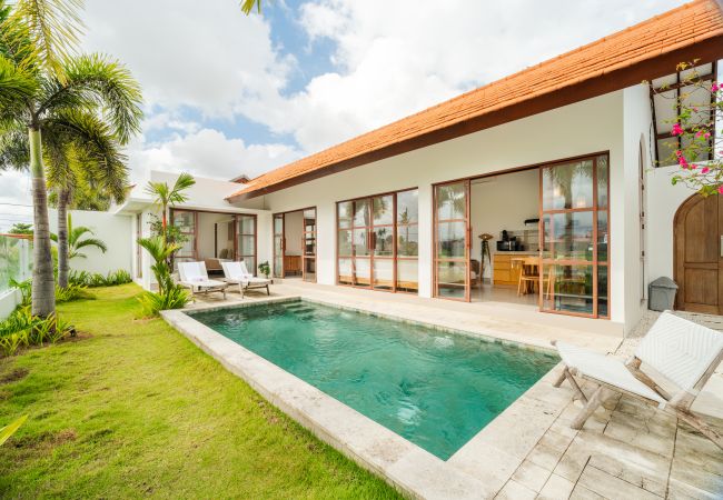 Villa in Pererenan - Charming Villa with Rice Field & Mountain Views